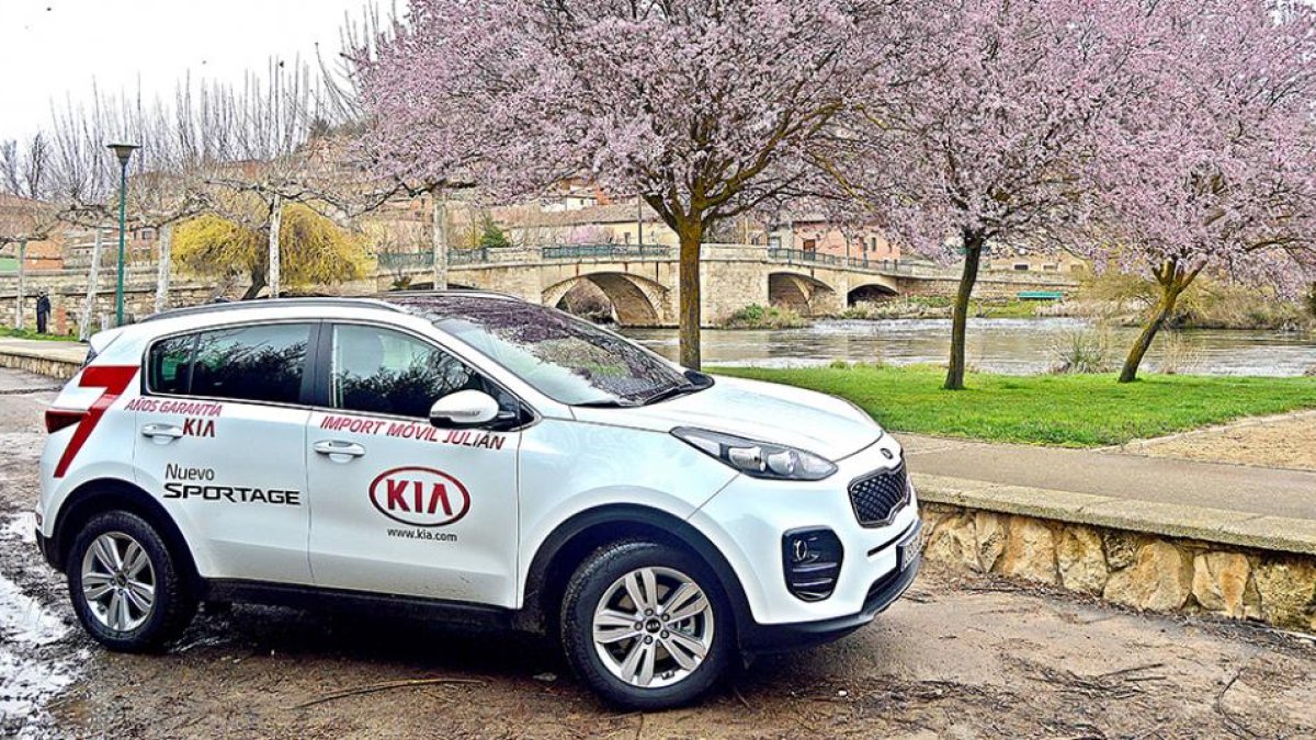 Imagen del Kia Sportage con el  Arlanzón y Pampliega al fondo.-HÉCTOR FUSTEL