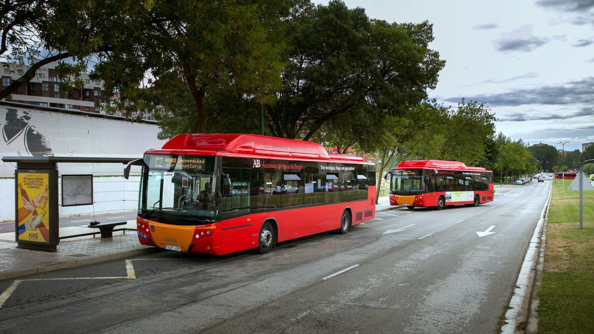 Autobuses circulan por la capital burgalesa. SANTI OTERO