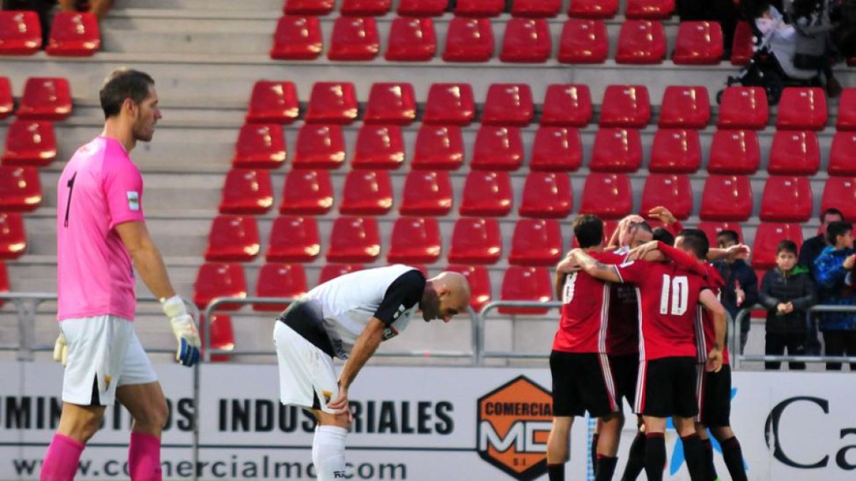 Los jugadores del Mirandés celebran un gol ante la desolación de los jugadores del Tudelano, ayer.-JOSÉ ESTEBAN EGURROLA