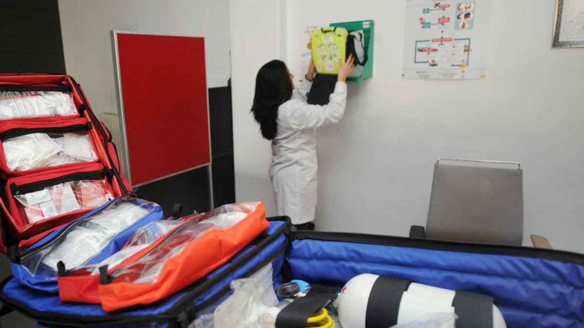 Imagen de un aparato desfibrilador.