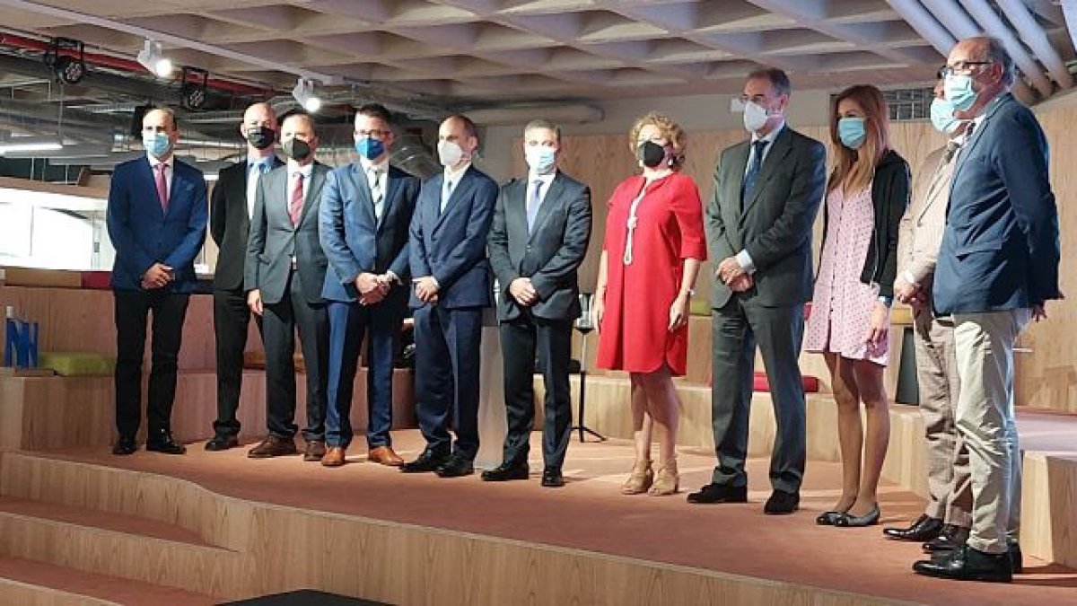 Foto de los premiados junto a los organizadores, ayer en la entrega de galardones. ECB