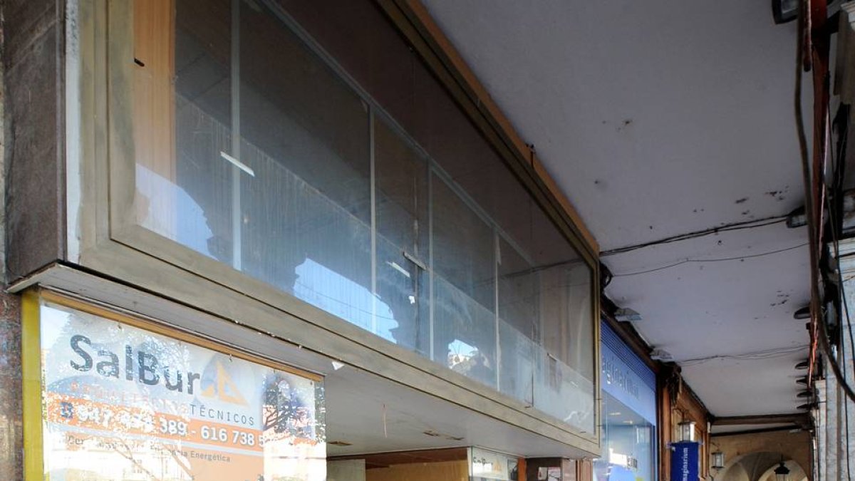 Este es el único local sin ocupación comercial u hostelera de la Plaza Mayor.-ISRAEL L. MURILLO