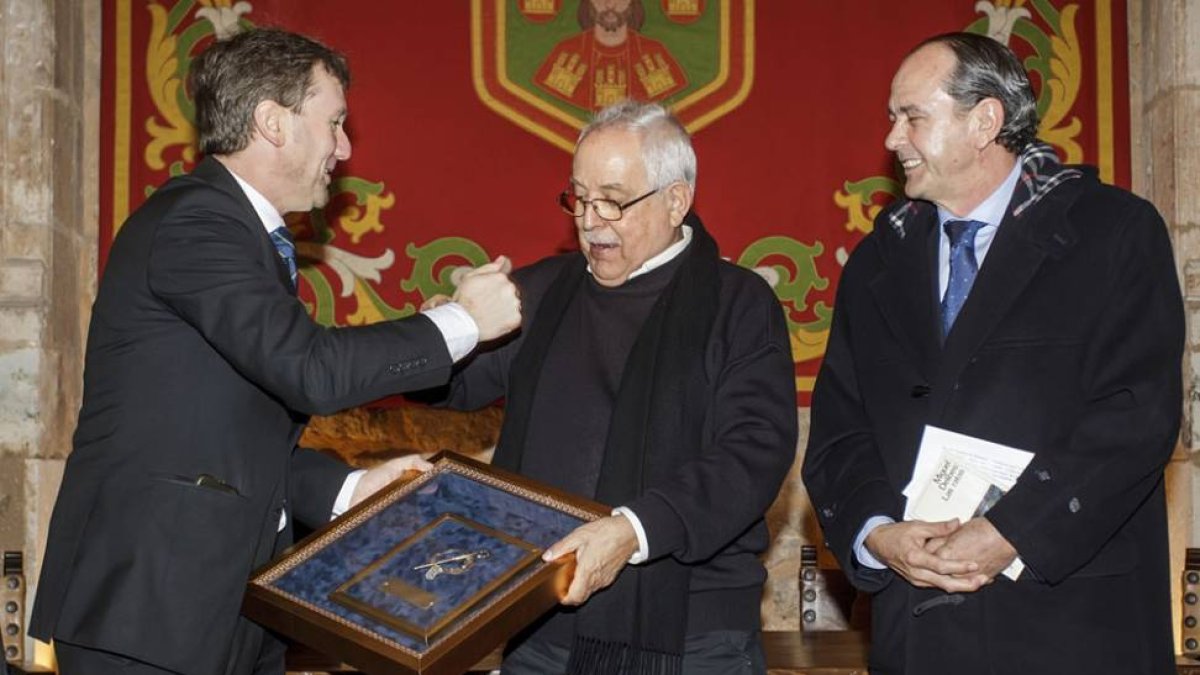 El alcalde entregael Báculo de Oro a Antonio Giménez Rico.-SANTI OTERO