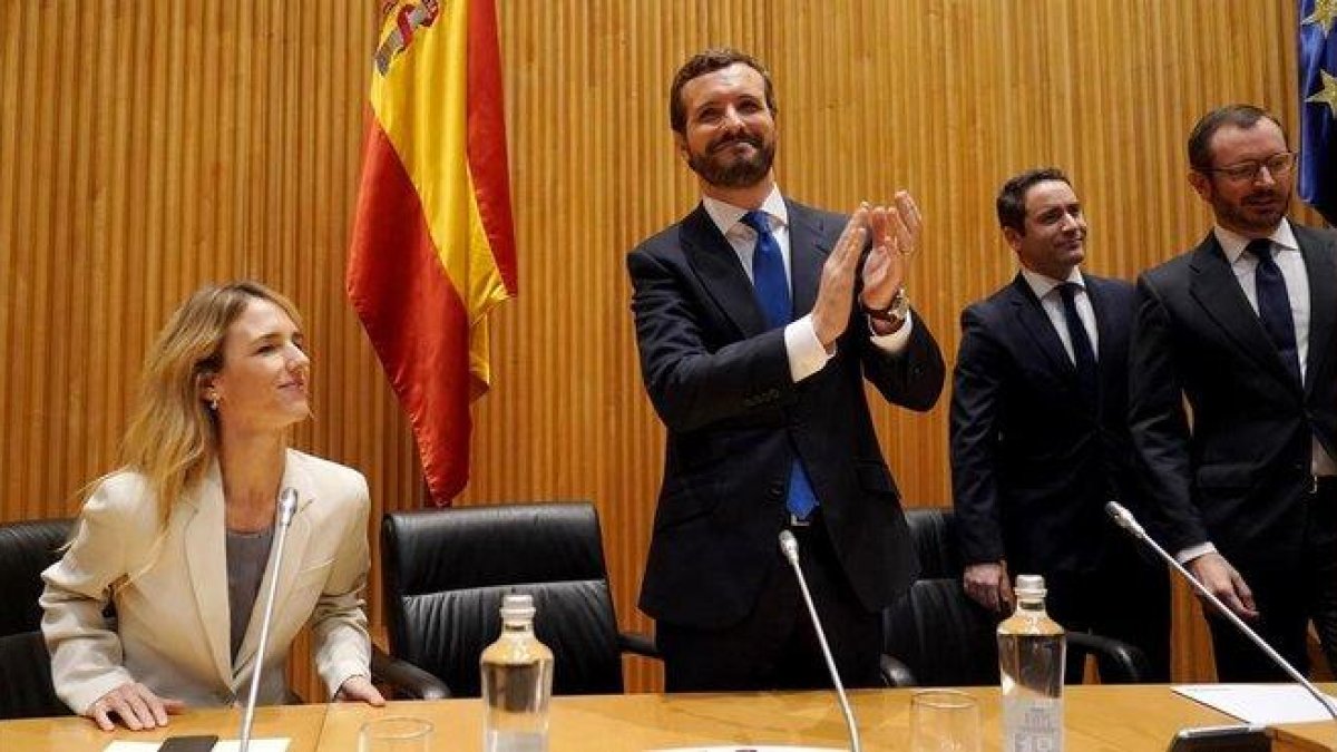 Pablo Casado aplaude a sus diputados y senadores, al inicio de la reunión de este lunes en el Congreso.-JOSÉ LUIS ROCA