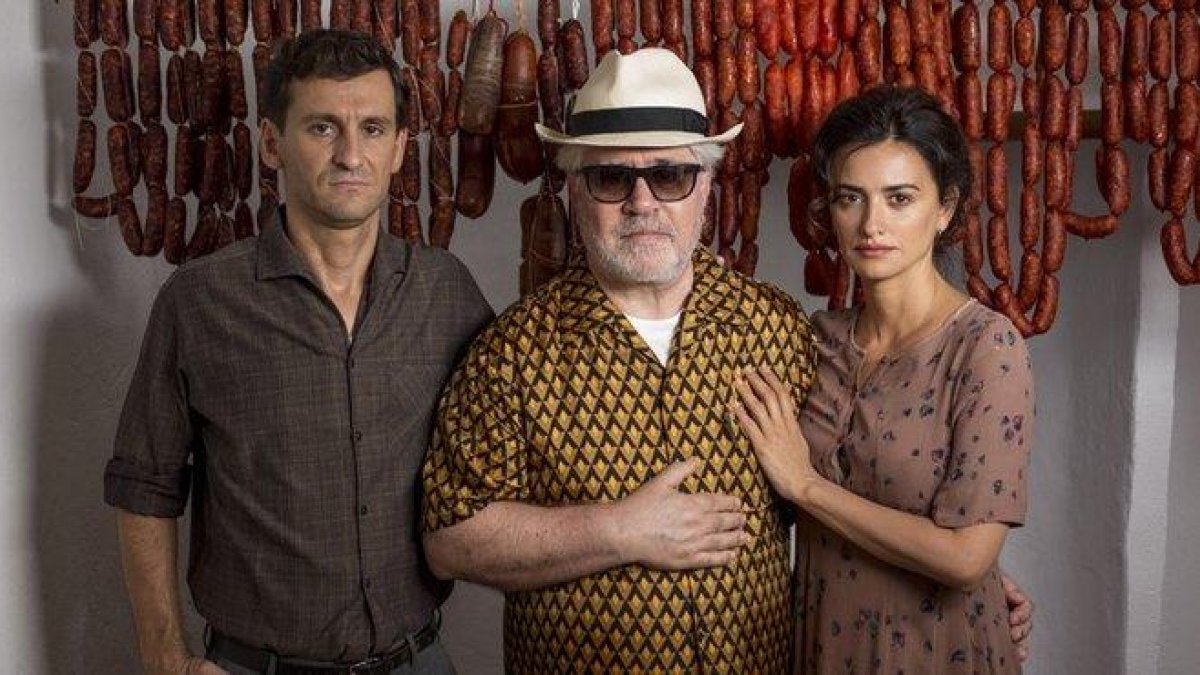 Pedro Almodóvar, con Raúl Arévalo y Penélope Cruz, en una imagen promocional de ’Dolor y gloria’.-MANOLO PAVÓN