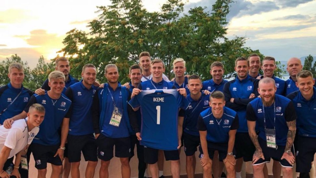 La selección de Islandia posa con una camiseta con el nombre de Ikeme, portero de Nigeria que sufre leucemia.-INSTAGRAM JONDADI