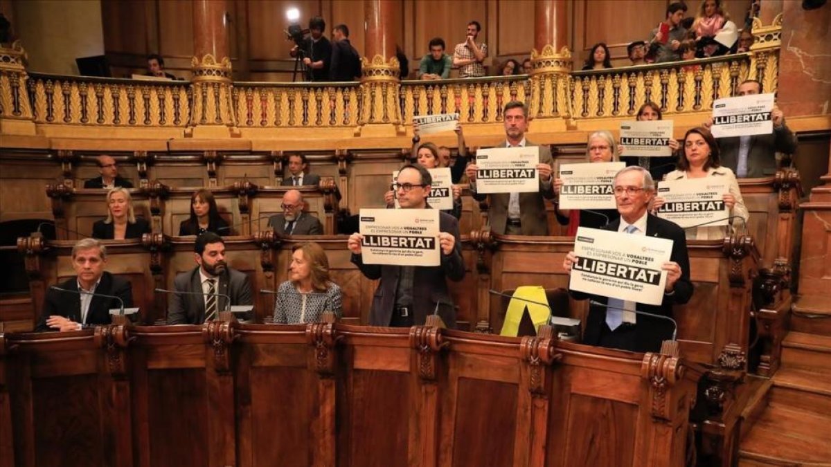 Pleno extraordinario de Barcelona por el encarcelamiento de los exconsellers con el antiguo escaño de Joaquim Forn vacío, este viernes.-/ FERRAN NADEU