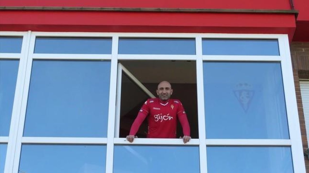 Abelardo Fernández (Gijón, 1970), asomado a una ventana de las instalaciones de Mareo-EMILIO PÉREZ DE ROZAS