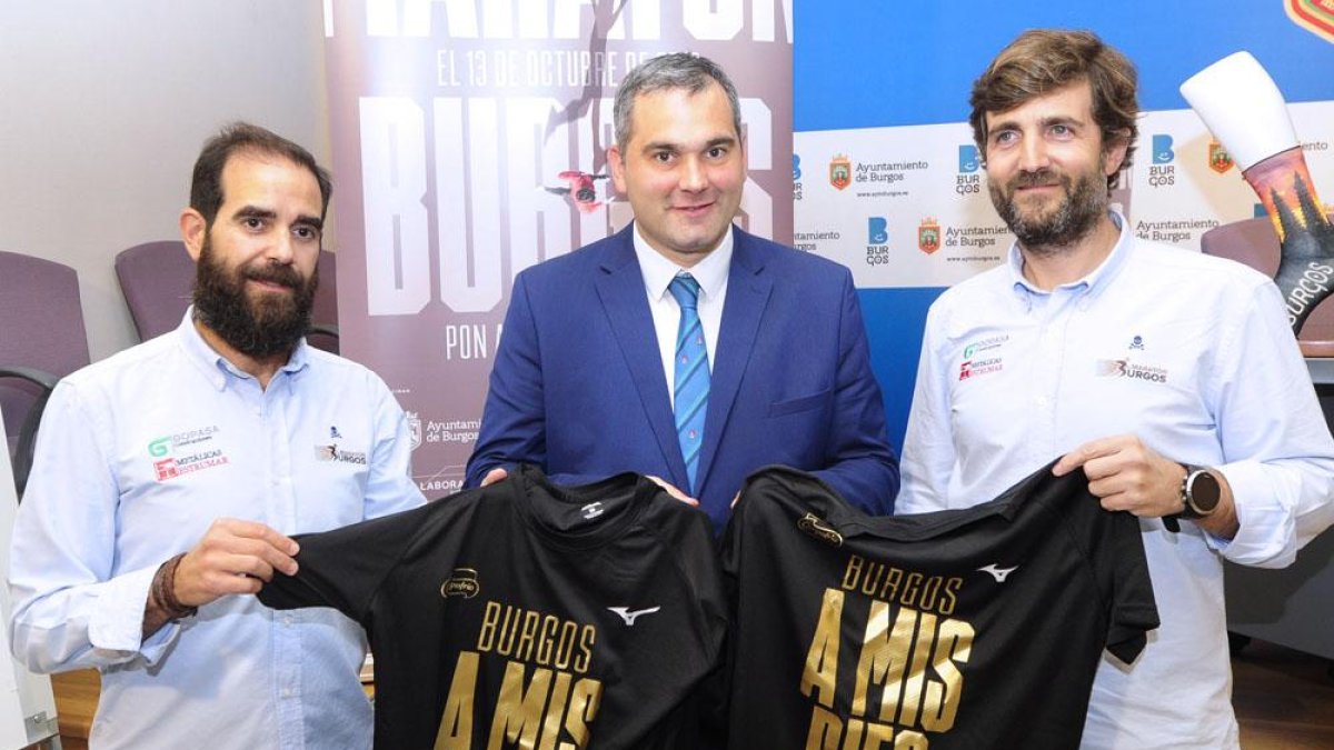 Samuel Casado, Leví Moreno y Álvaro Torres en la presentación de la Maratón Burgos-Israel L. Murillo