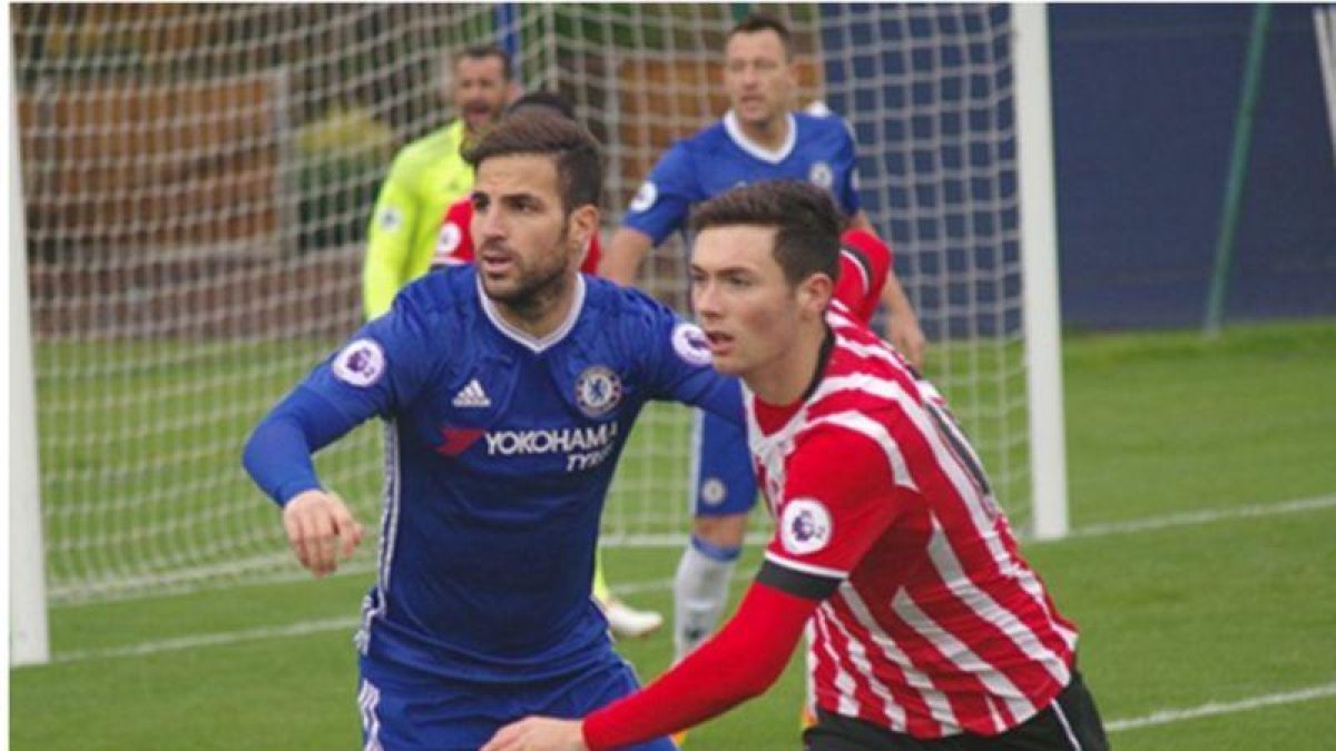 Cesc, en una acción del partido que disputó con el filial del Chelsea.-