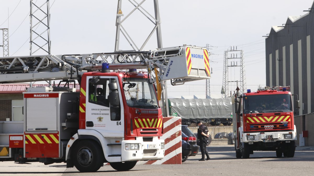 Imagen de dos camiones de Bomberos en la fábrica donde se produjo el accidente. TOMÁS ALONSO