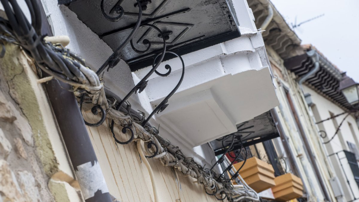 Los vecinos critican el mal estado del cableado en la zona. SANTI OTERO
