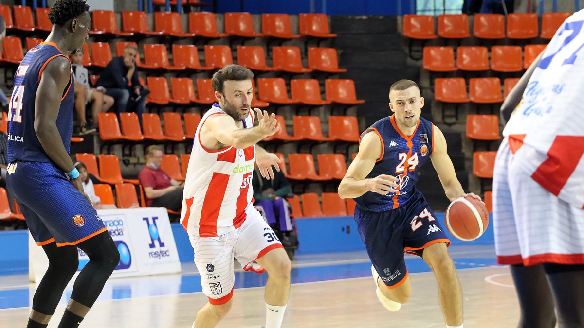 Joe Cremo supera al jugador del conjunto algecireño. ECB