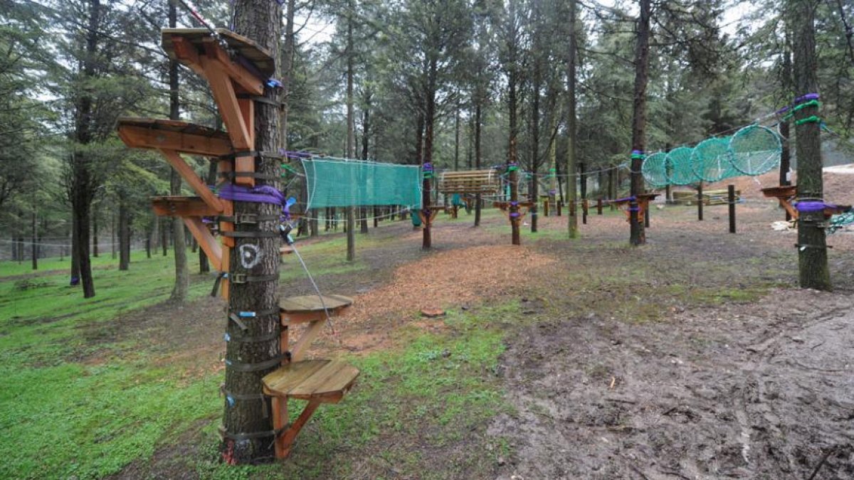 El equipamiento del parque de cuerdas del Castillo presenta ya este aspecto.-ISRAEL L. MURILLO