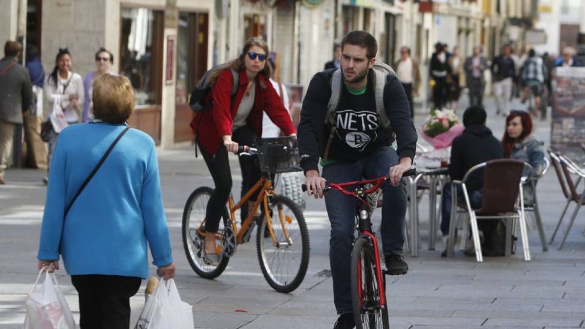 Dos ciclistas circulan por el centro.-RAÚL G. OCHOA