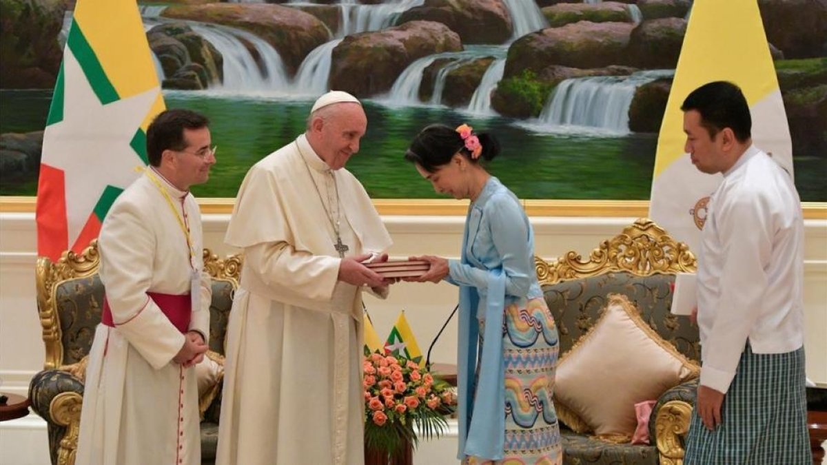 El papa Francisco con la dirigente birmana y Premio Nobel de la Paz, Aung San Suu Kyi.-AFP