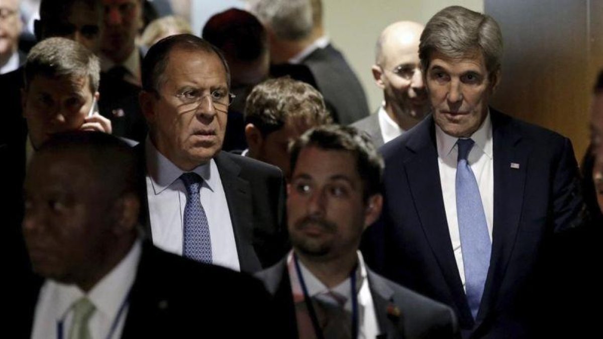 Kerry (derecha) y Lavrov, su homólogo ruso, tras una reunión del Consejo de Seguridad de la ONU, el 22 de septiembre, en Nueva York.-EFE / PETER FOLEY