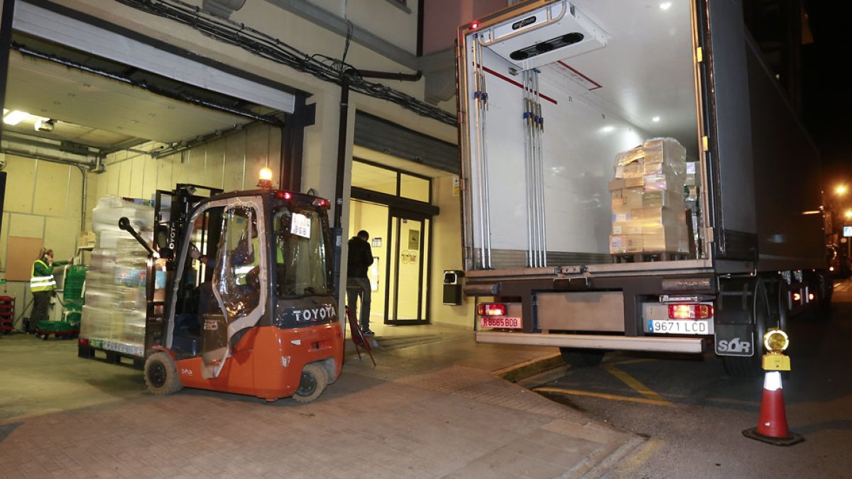 Reposición de género en el Mercadona en plena vorágine de compras por el coronavirus. / RAÚL G. OCHOA