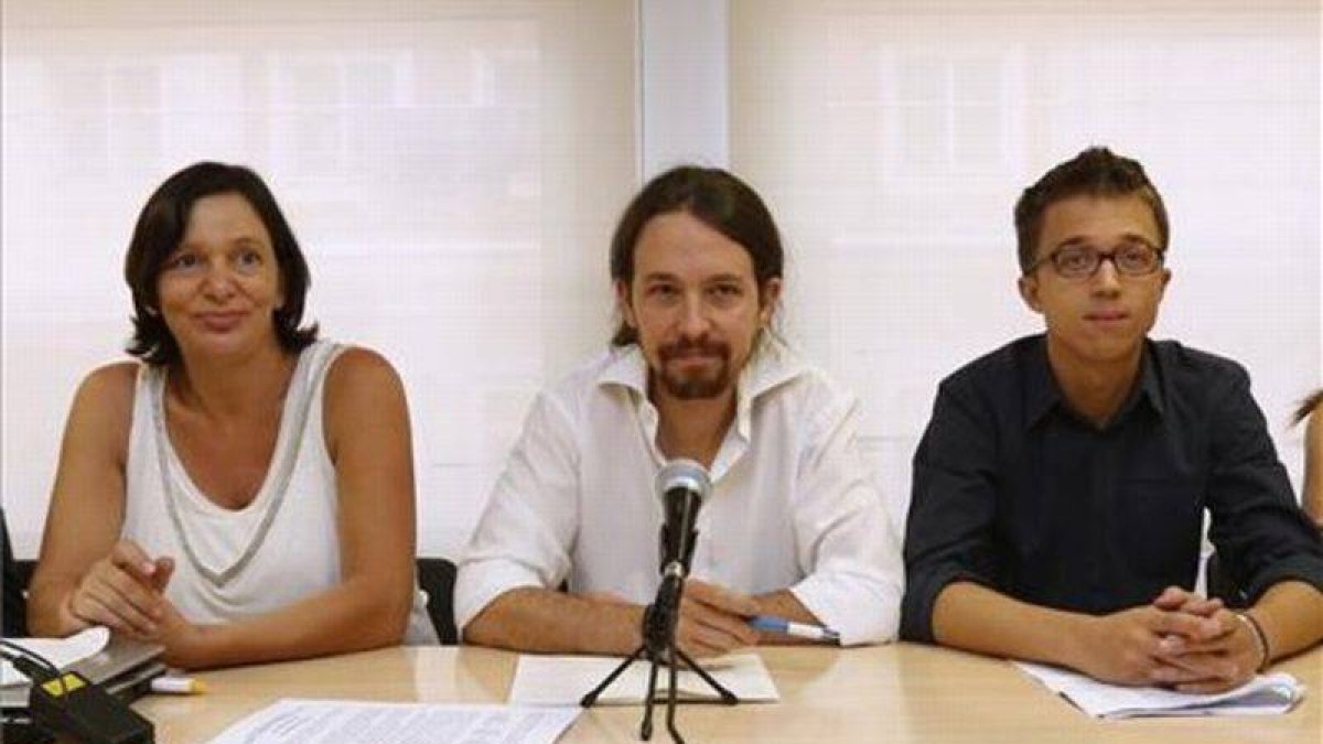 El secretario general de Podemos, Pablo Iglesias (centro), y el secretario político de Podemos, Íñigo Errejón (derecha), ante el consejo ciudadano, este sábado, en Madrid.-Foto: DAVID CASTRO