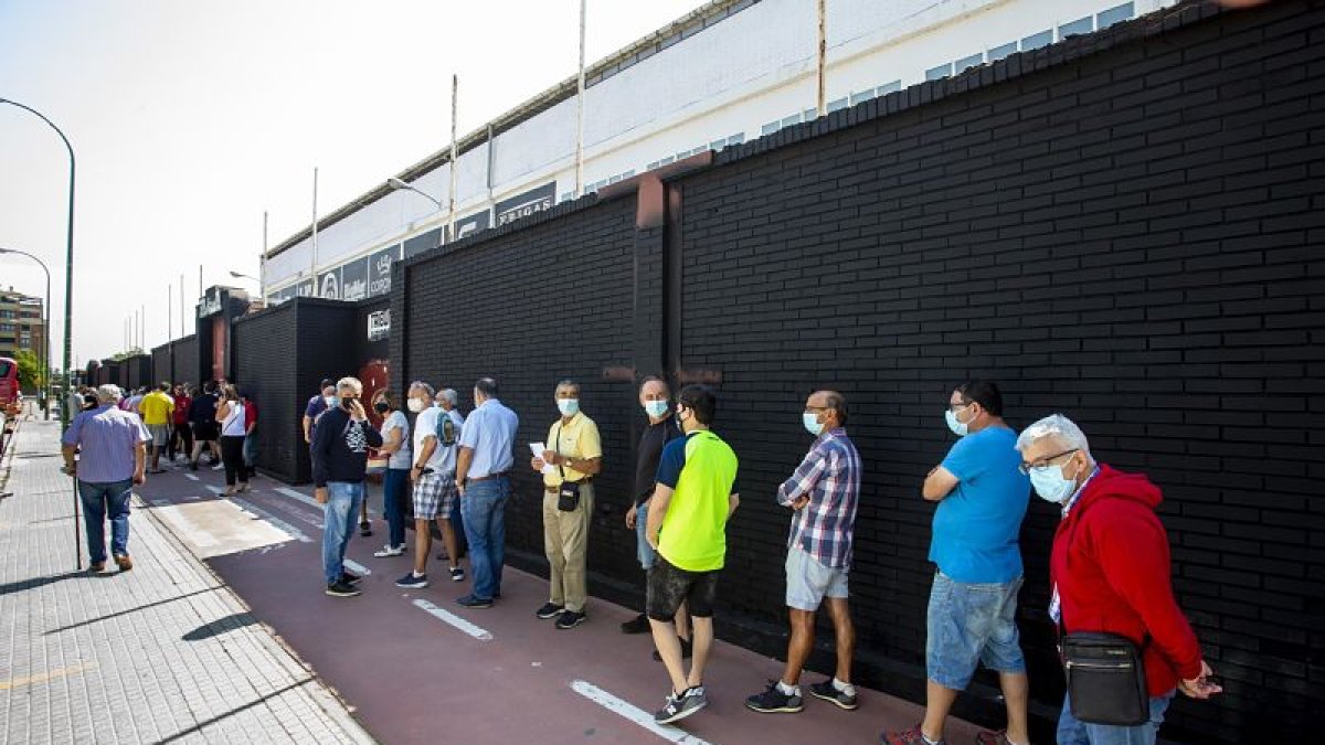 Abonados blanquinegros hacen cola en el exterior de El Plantío. SANTI OTERO