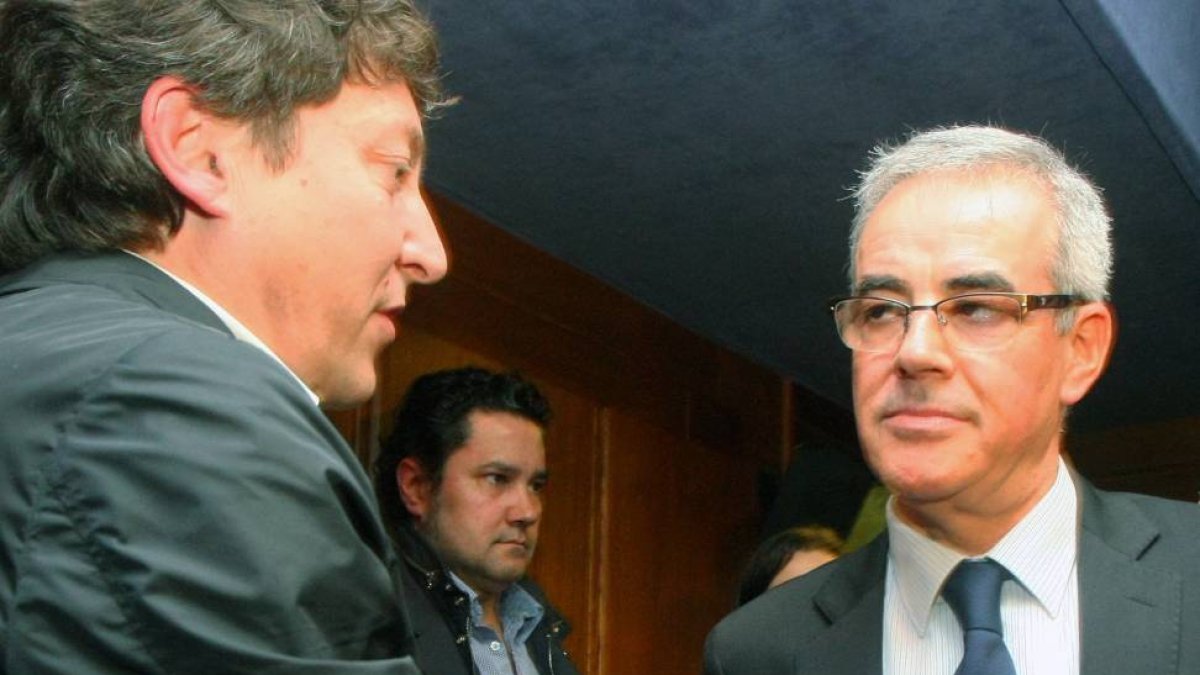 El portavoz del PP en el Ayuntamiento de Ponferrada, Juan Elicio Fierro (D), junto al actual alcalde y candidato del PSOE a las elecciones municipales Samuel Folgueral (I),-Ical