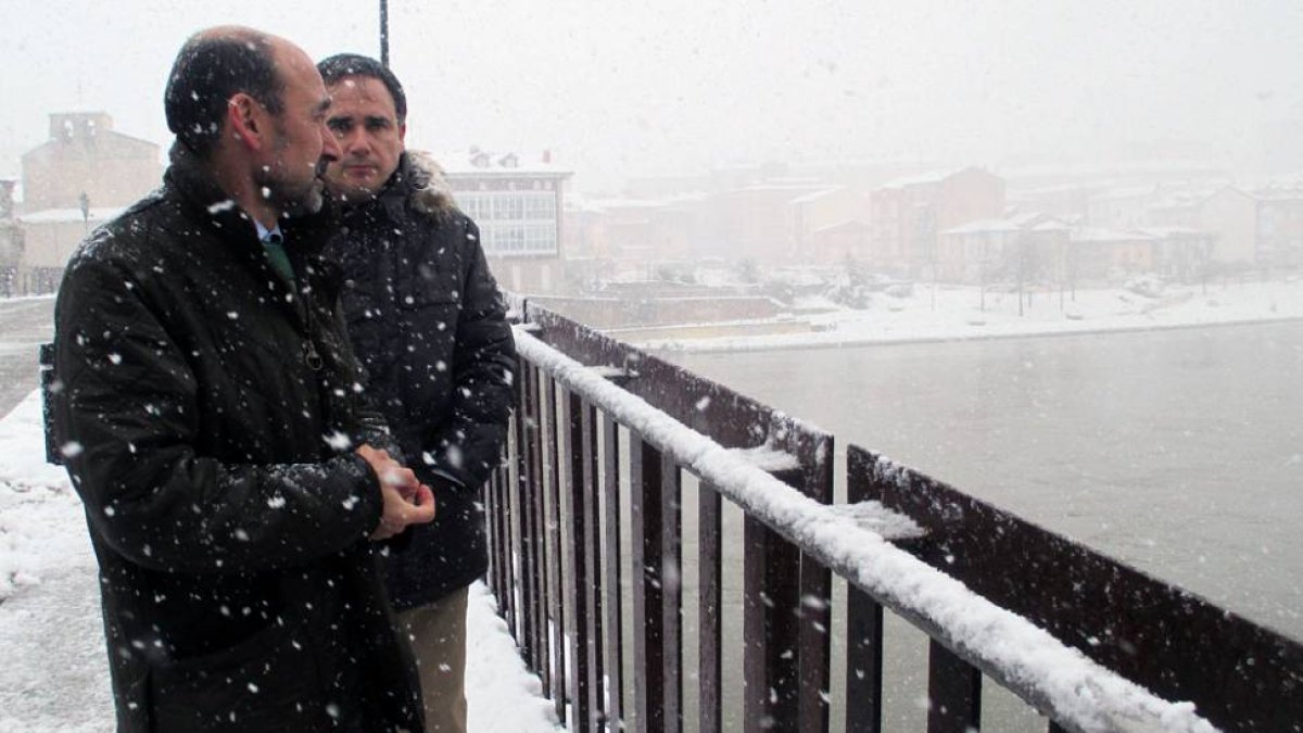 Al responsable de la CHE (a la izq) y al subdelegado de Gobierno (dcha) también les acompañó la nieve durante la visita realizada ayer a Miranda.-E.M.