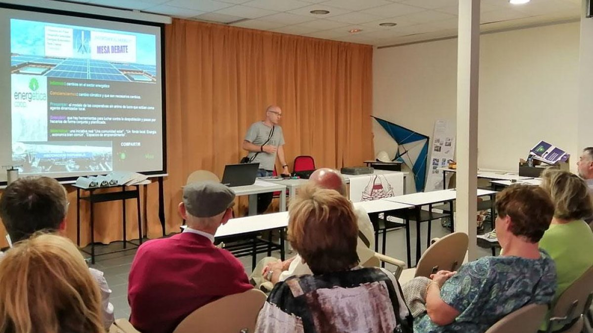 Un momento de la charla ofrecida ayer por Rafael Alonso en Vilviestre.-ECB
