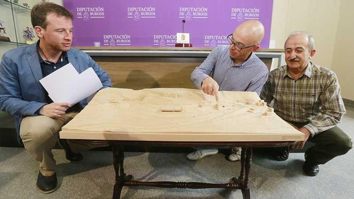 Borja Suárez, Luis Jorge del Barco y Ramiro Ibáñez posan junto a la maqueta de Clunia que se convertirá en realidad en los próximos años gracias al Plan Director.-RAÚL G. OCHOA