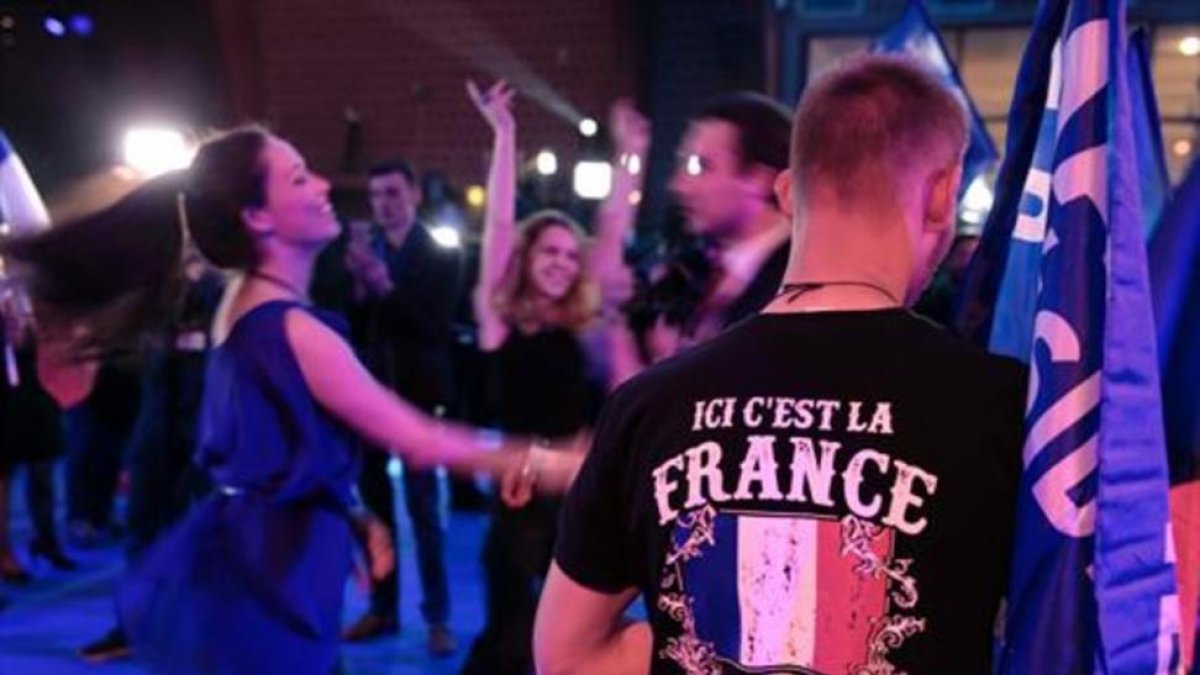 Seguidores de Marine Le Pen, ayer en Hénin-Beaumont.-AFP / JOEL SAGET