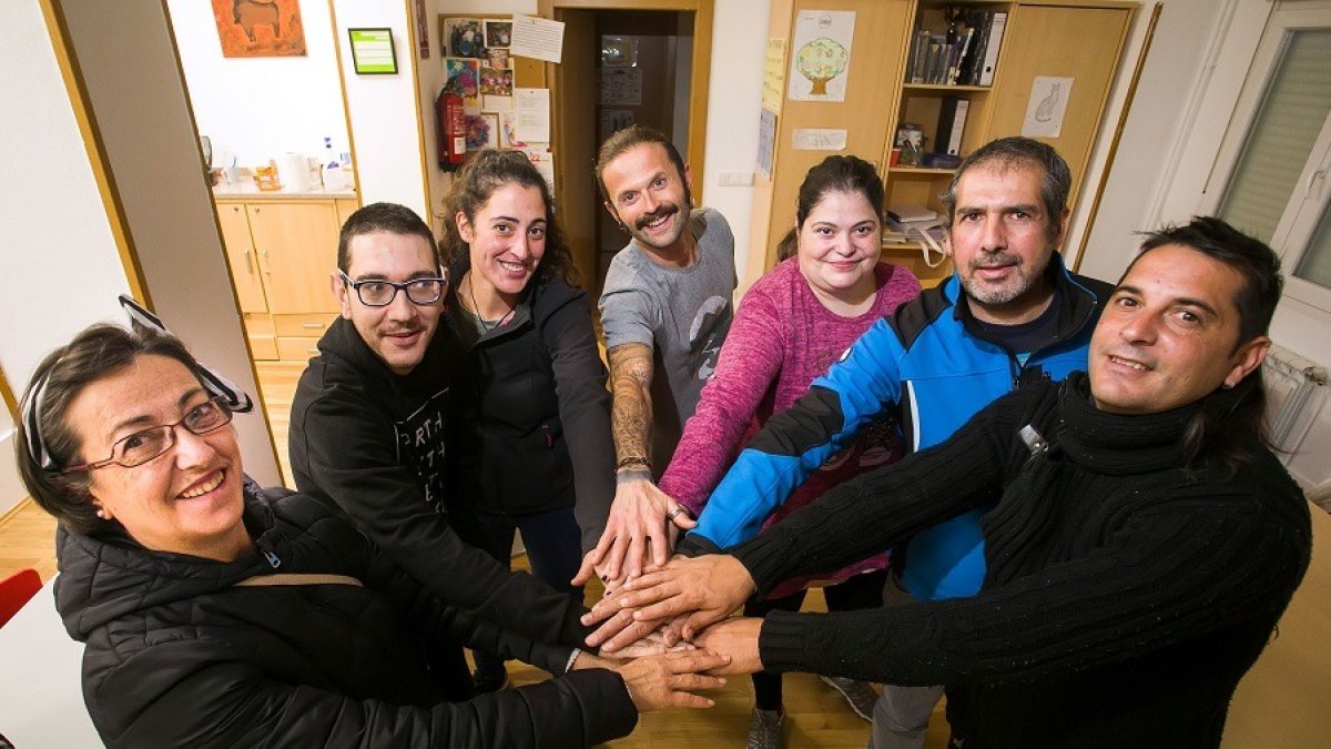 Rubí, Christian, Asun, Juanjo y Rubén; usuarios de Prosame, culminarán este fin de semana otras dos etapas del Camino de Santiago junto a los monitores Marta y Sergio (centro). TOMÁS ALONSO