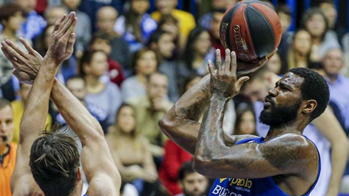 Clark lanza a canasta ante el jugador del Andorra Llovet. SANTI OTERO