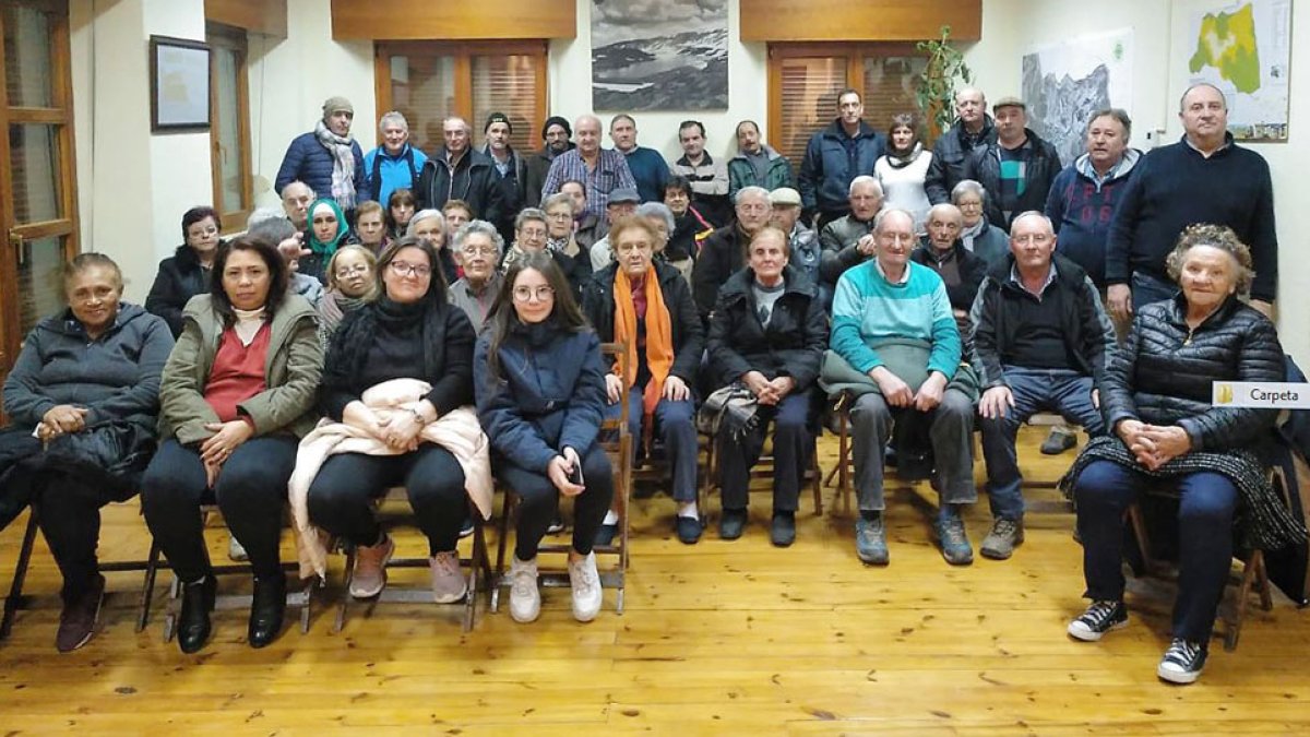 Miembros de la corporación y vecinos tras el pleno del martes en Neila. ECB