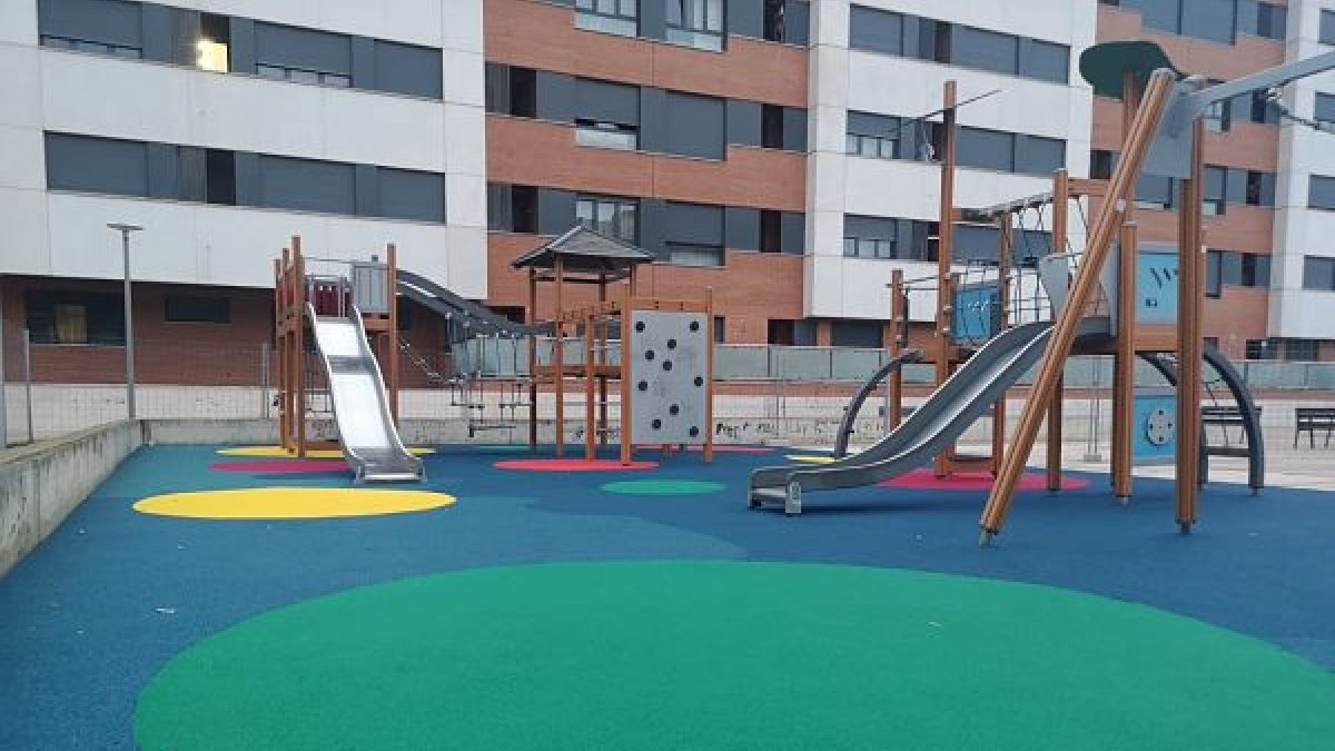 El remozado parque infantil de la calle José Trueba en el barrio de La Charca de Miranda de Ebro. ECB