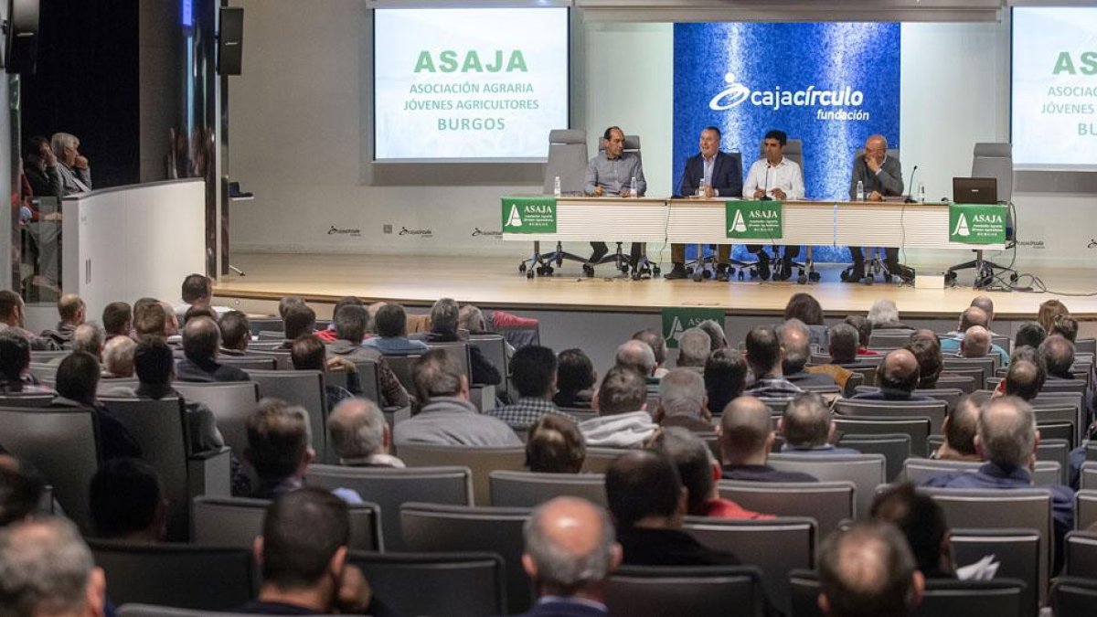 Un momento de la celebración de la asamblea de Asaja, que reunió a cientos de asociados en la capital burgalesa.-S. O.