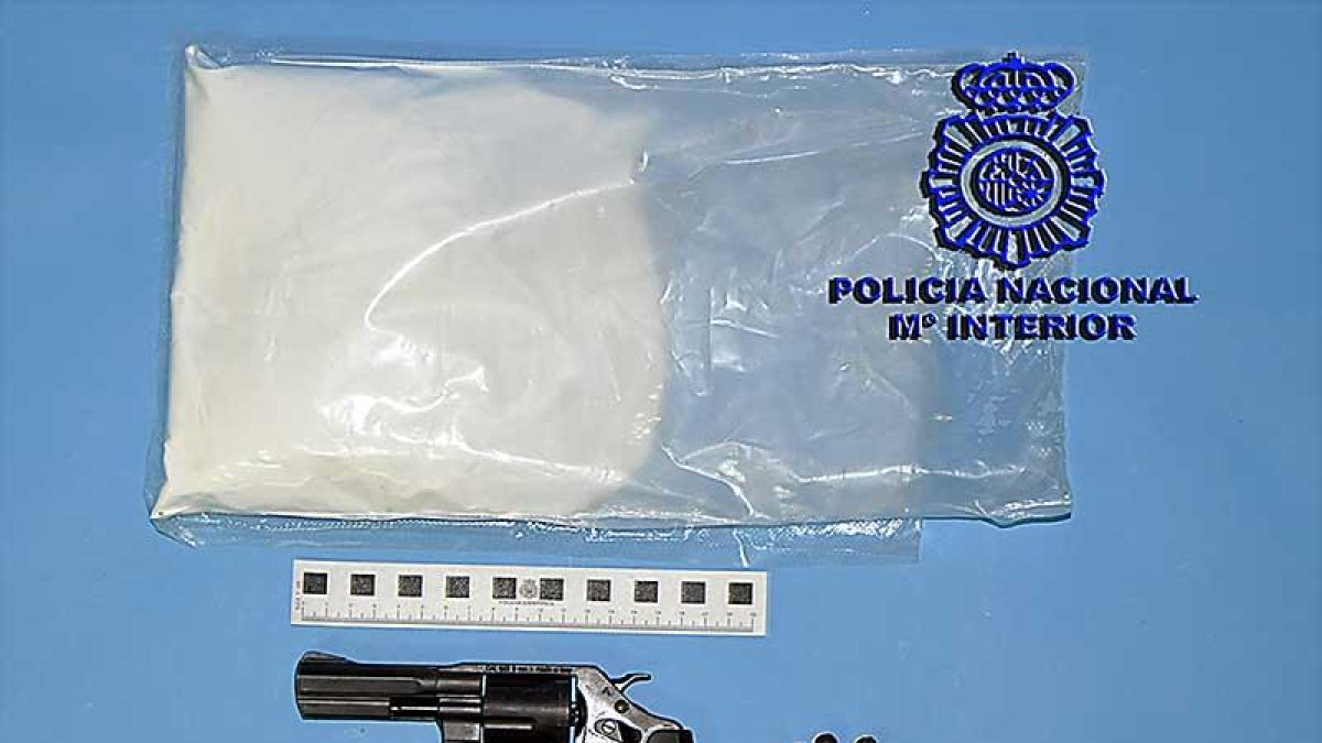 Uno de los detenidos por la Policía uso un revólver para amenazar a la víctima-ECB