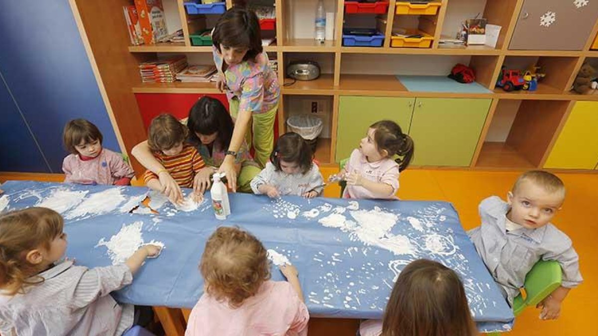 Un grupo de niños realiza una actividad con dos educadoras en la escuela infantil ‘Los Gigantillos’.-RAÚL G. OCHOA
