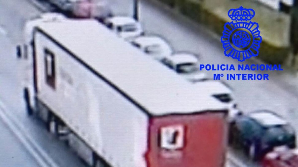 Imagen del camión recuperado por la Policía.-ECB