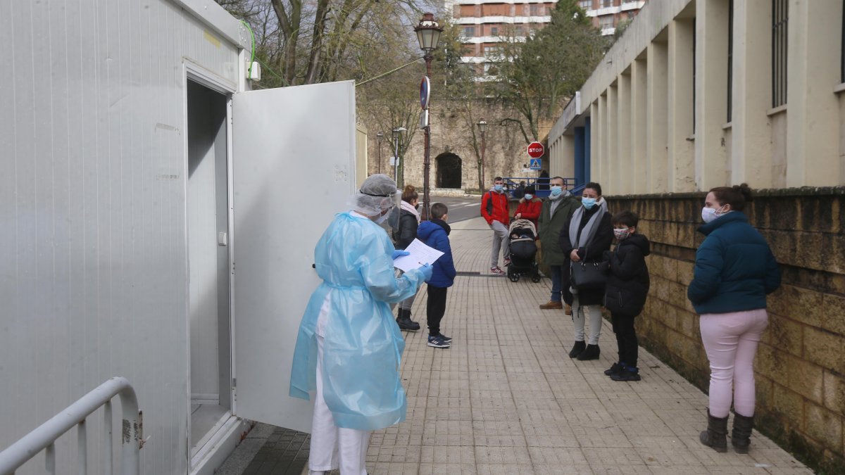 Pacientes que esperan ser atendidos en el modulo habilitado frente al Centro de Salud de los Cubos. RAÚL OCHOA