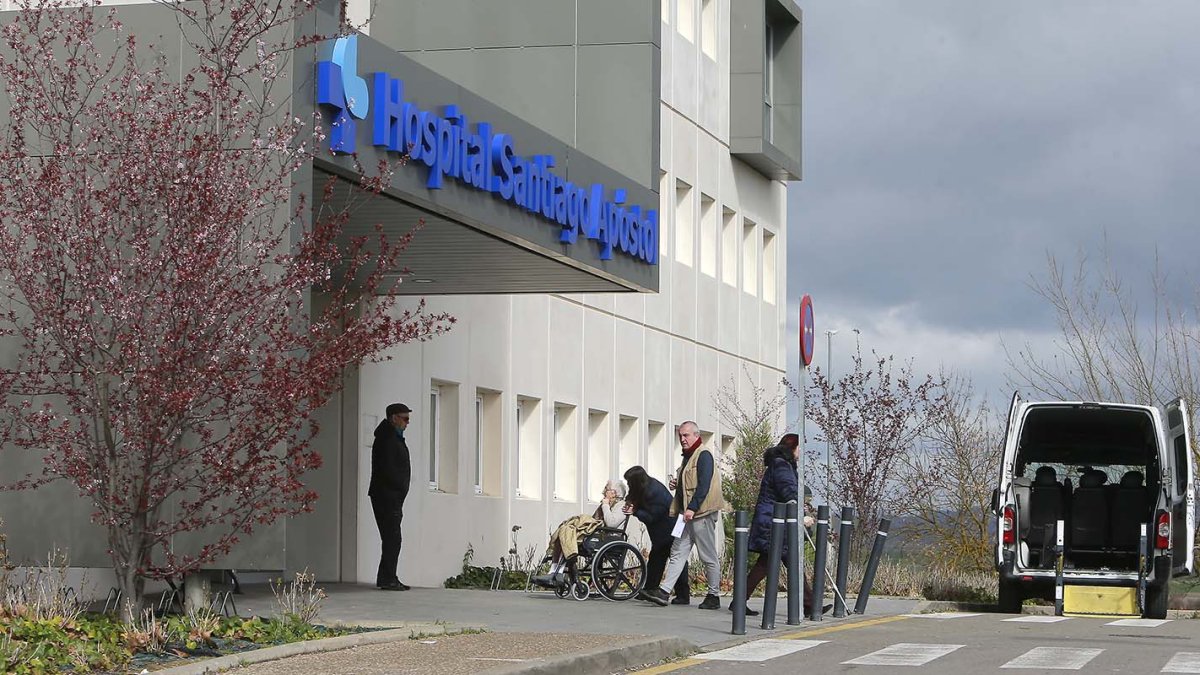 Entrada del hospital Santiago Apóstol, en Miranda de Ebro. / RAÚL G. OCHOA