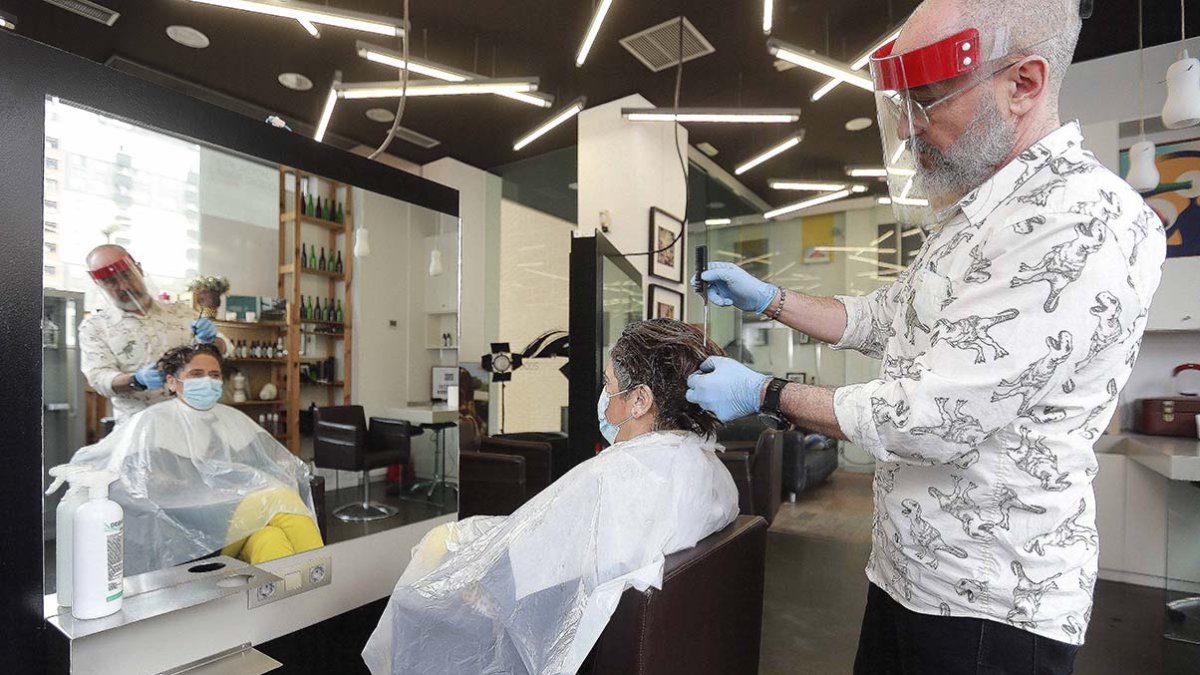 Distancia, mascarillas y guantes en la peluquería. RAÚL G. OCHOA