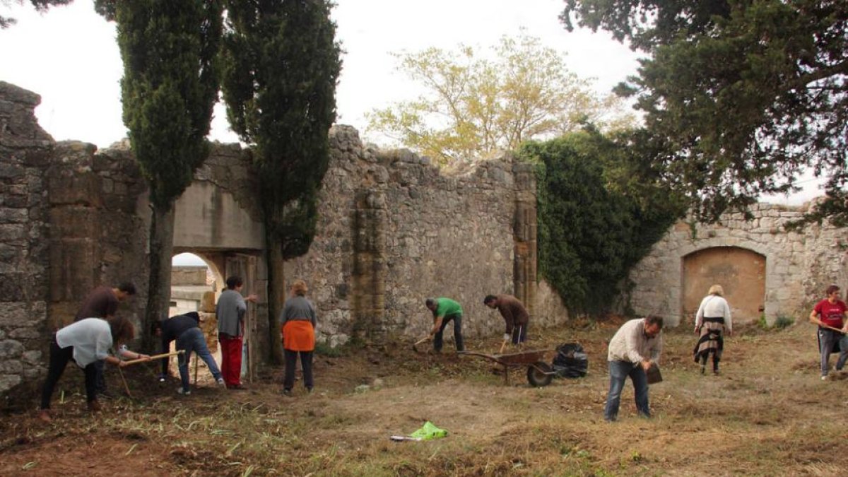 Los voluntarios realizaron una completa tarea de limpieza del terreno.-G.G.
