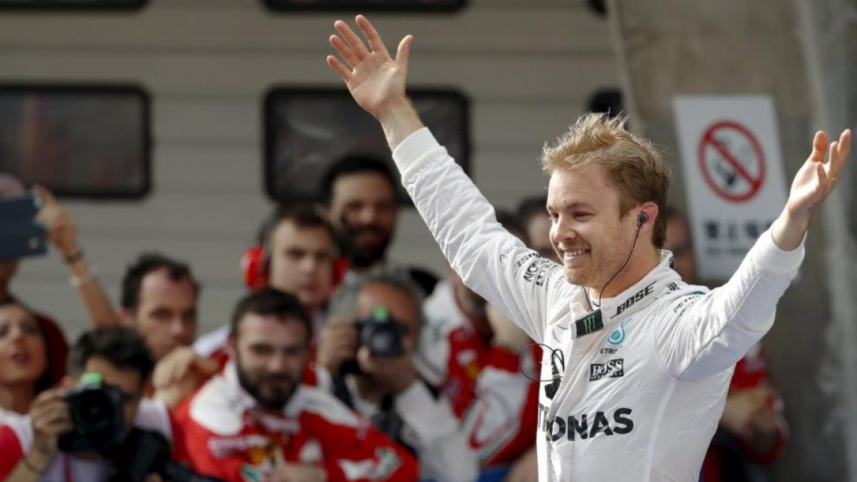 El alemán Nico Rosberg celebra su victoria tras la carrera en China.-ALY SONG / REUTERS