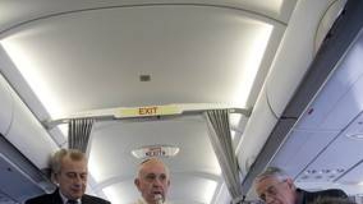 El Papa Francisco habla con los periodistas durante su vuelo de vuelta al Vaticano, procedente de Estrasburgo.-Andrew Medichini