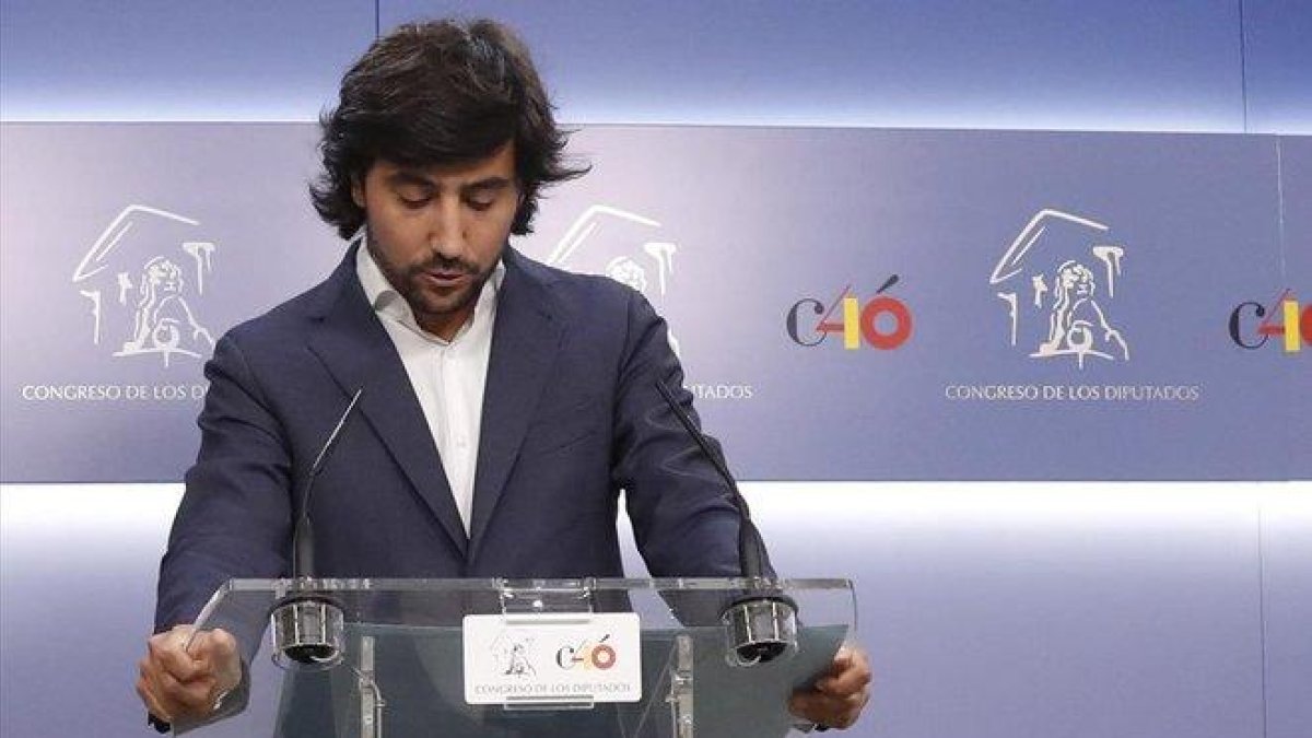 Toni Roldán, en la rueda de prensa en la que ha explicado los motivos por los que deja Ciudadanos.-BALLESTEROS (EFE)
