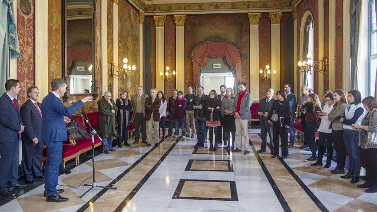 Javier Lacalle recibe a los invitados en el Salón Rojo del Teatro Principal.-SANTI OTERO