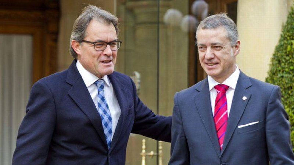 El lehendakari, Iñigo Urkullu y el presidente de la Generalitat, Artur Mas al inicio del encuentro que han mantenido en el palacio Ajuria Enea de Vitoria.-Foto: DAVID AGUILAR / EFE