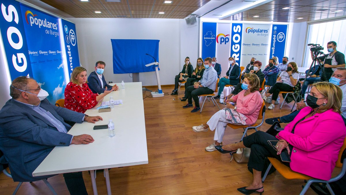La consejera de familia, María Isabel Blanco Llamas, explica al PP el plan estratégico de Castilla y León contra la soledad no deseada. TOMÁS ALONSO