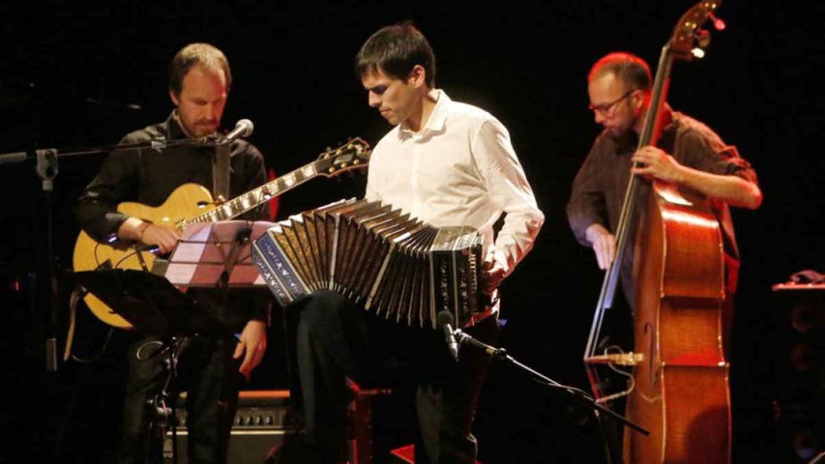 Claudio Constantini (bandoneón) estuvo acompañado por los músicos de su quinteto.-Raúl Ochoa