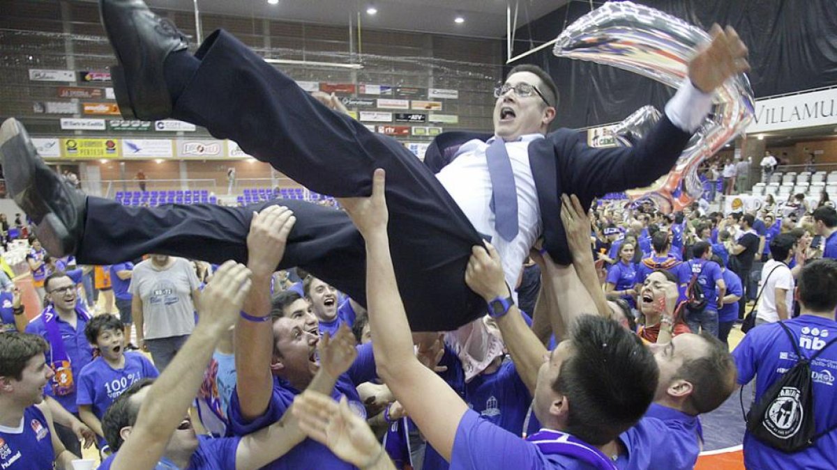Los aficionados del San Pablo Burgos mantean a Epi tras la consecución del ascenso deportivo.-SANTI OTERO