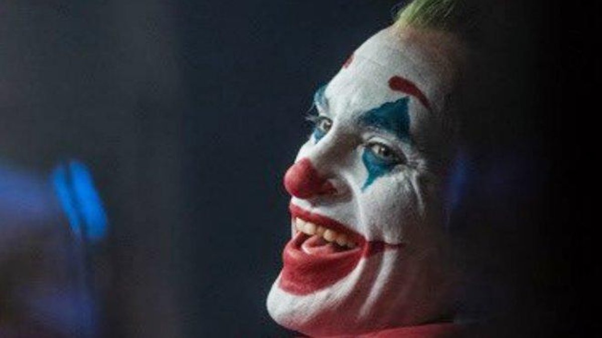 La característica risa histriónica e incontrolada del Joker corresponde con los síntomas de una patología mental.-